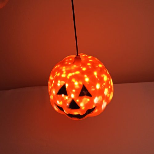 Zenélő - világító halloweeni tök lámpás