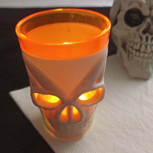 Koponya alakú műanyag LED-es felespohár - fehér