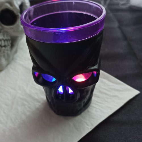 Koponya alakú műanyag LED-es felespohár - fekete