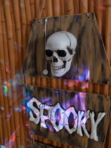 Halloweeni koporsó, koponyával - függő dekoráció