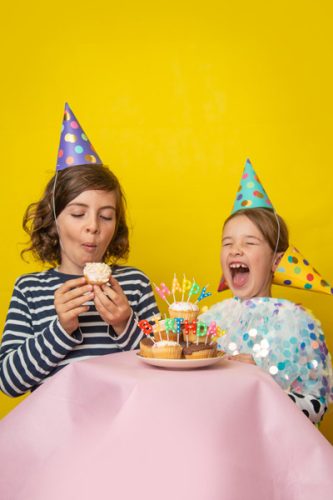 Partysapkák Dots, mix, 16cm (1 db / 6 db.)