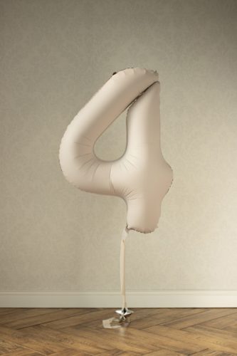 ''4'' számú fólia lufi, 86 cm, világos meleg szürke