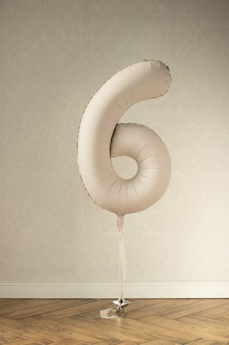 ''6'' számú fólia lufi, 86 cm, világos meleg szürke