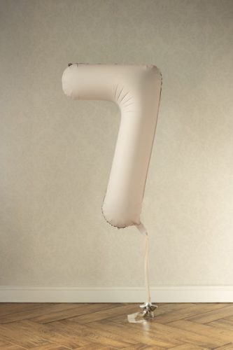 ''7'' számú fólia lufi, 86 cm, világos meleg szürke