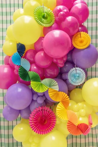 Papír dekoráció szivárvány legyezők, 2,5 méter hosszú vegyes színben