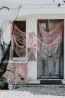 Vérfoltos fehér dekor anyag 0,72x9,8m kültéri és beltéri használatra