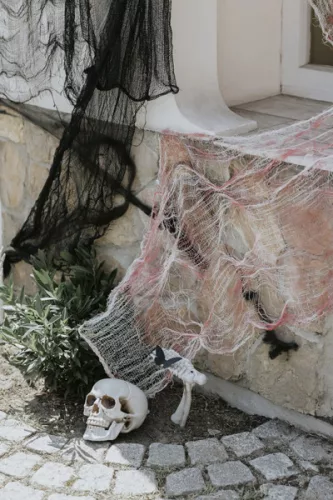 Vérfoltos fehér dekor anyag 0,72x9,8m kültéri és beltéri használatra
