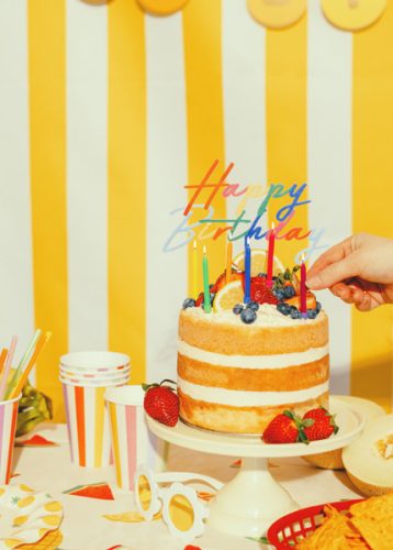 Akril Happy Birthday tortadísz, 18x16,5 cm, matt színes