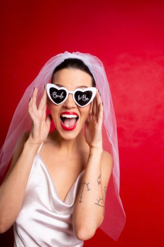 Fehér szív alakú napszemüveg 'Bride to Be' felirattal