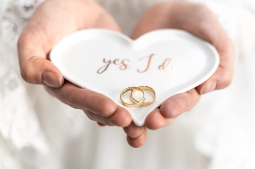 Porcelán jegygyűrűtányér Szív, 13,3x10,8 cm.