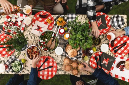 Piros-korall-tejszín kockás papírtányérok, 27 cm, 6 db