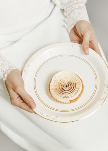 Fehér papírtányér arany díszítéssel 23 cm, 6 db