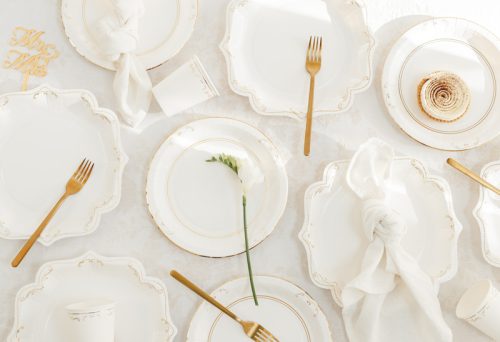 Fehér papírtányérok arany ornamentikával, 26 cm, 6 db