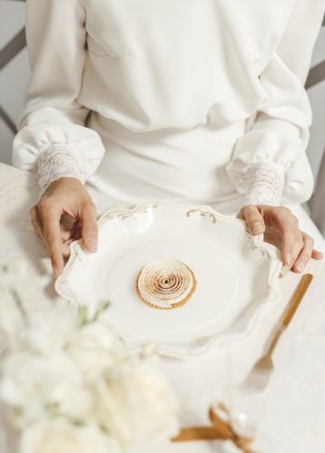 Fehér papírtányérok arany ornamentikával, 26 cm, 6 db