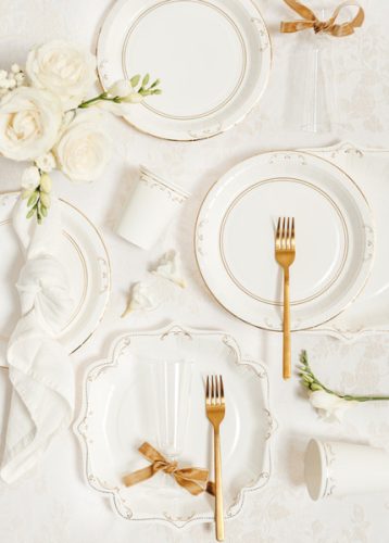 Fehér papírtányérok arany ornamentikával, 26 cm, 6 db