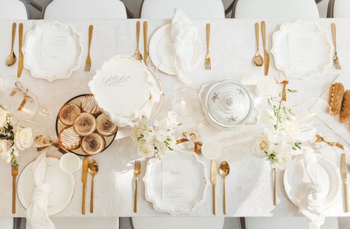 Fehér papírtányérok arany ornamentikával, 26 cm, 6 db